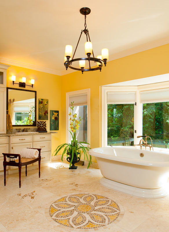 Foto di un'ampia stanza da bagno padronale classica con lavabo sottopiano, ante con riquadro incassato, ante bianche, top in granito, vasca freestanding, piastrelle bianche e pareti gialle