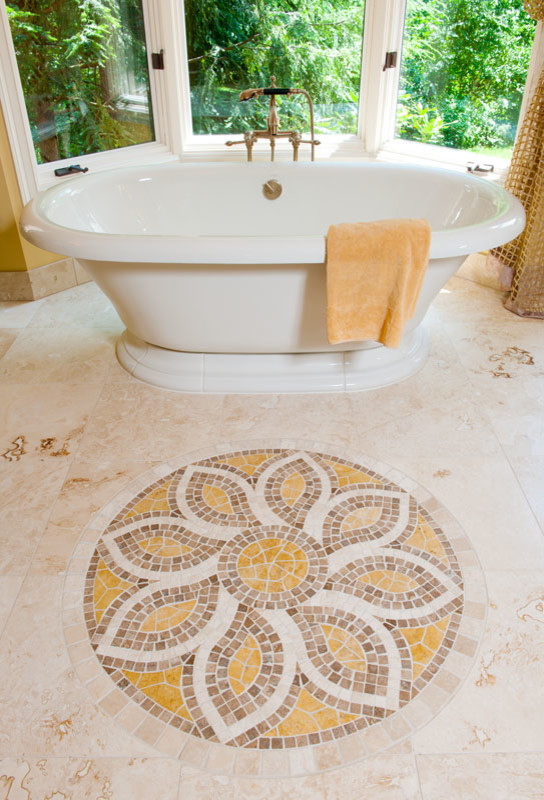 Стильный дизайн: огромная главная ванная комната в классическом стиле с консольной раковиной, отдельно стоящей ванной, белой плиткой и желтыми стенами - последний тренд