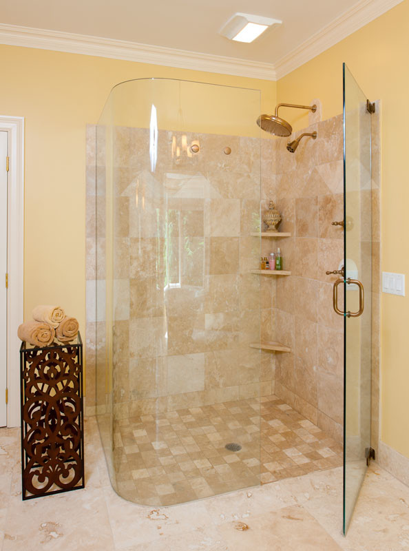 Foto di un'ampia stanza da bagno padronale tradizionale con doccia ad angolo, piastrelle gialle e pareti gialle