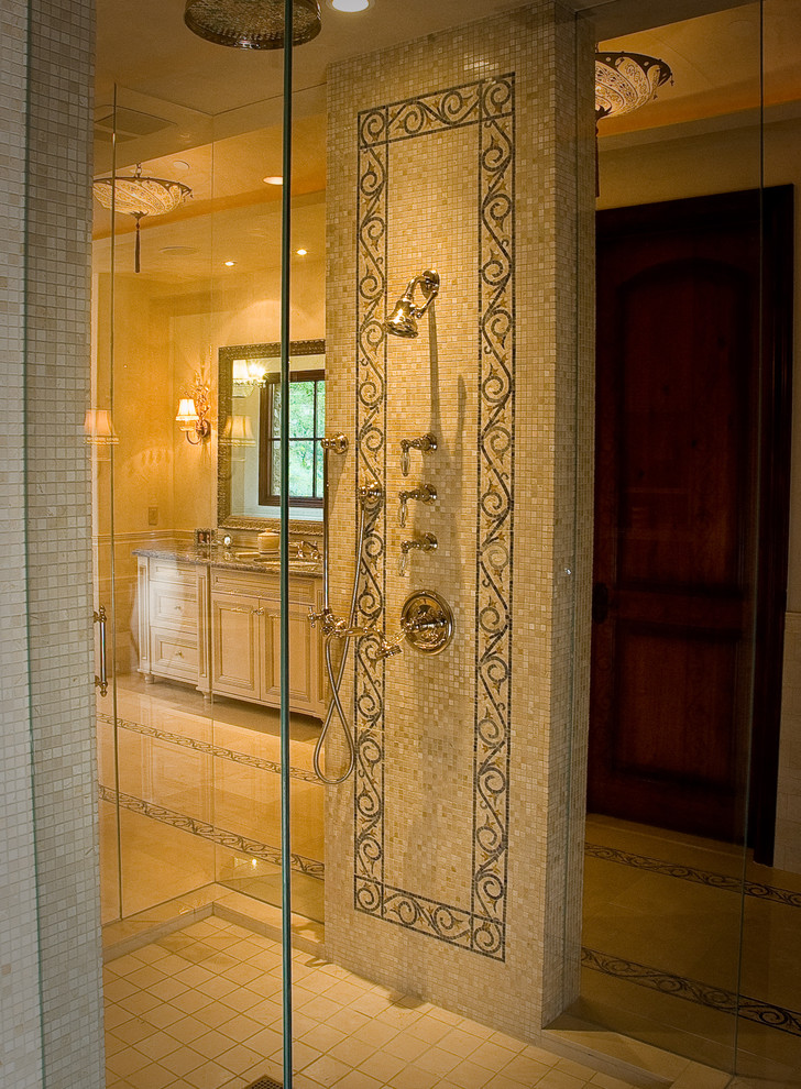 Идея дизайна: ванная комната в классическом стиле с плиткой мозаикой