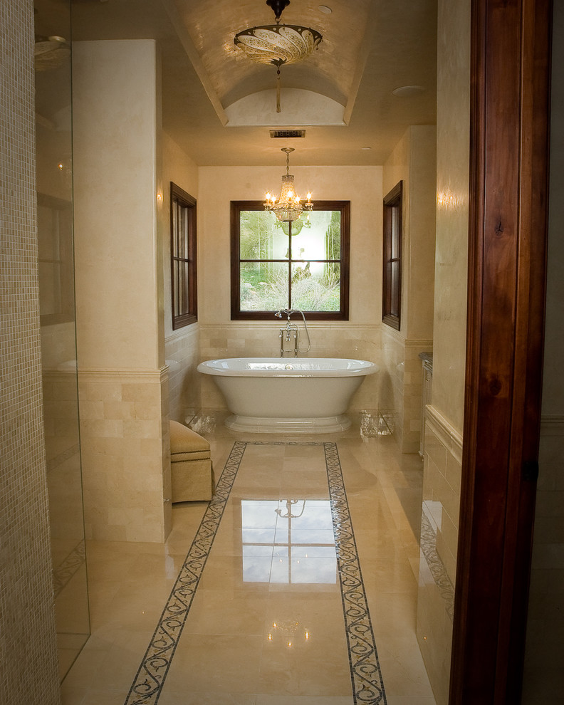 Imagen de cuarto de baño clásico con bañera exenta, baldosas y/o azulejos en mosaico y suelo de mármol