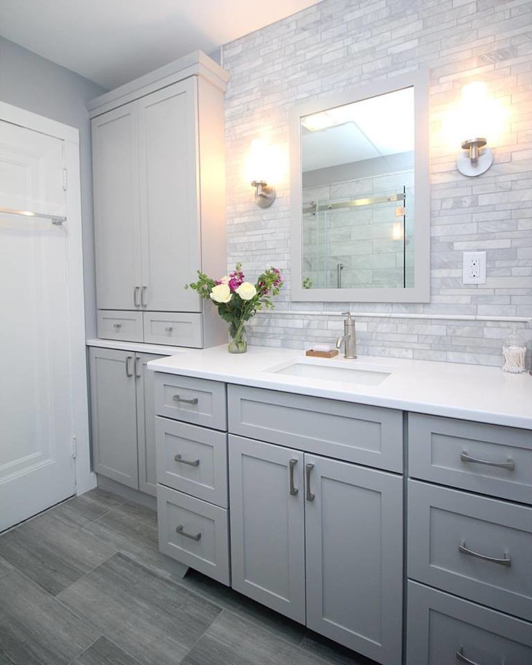 Bild på ett litet vintage en-suite badrum, med skåp i shakerstil, grå skåp, en öppen dusch, en toalettstol med separat cisternkåpa, grå kakel, mosaik, grå väggar, klinkergolv i keramik, ett undermonterad handfat och bänkskiva i kvarts