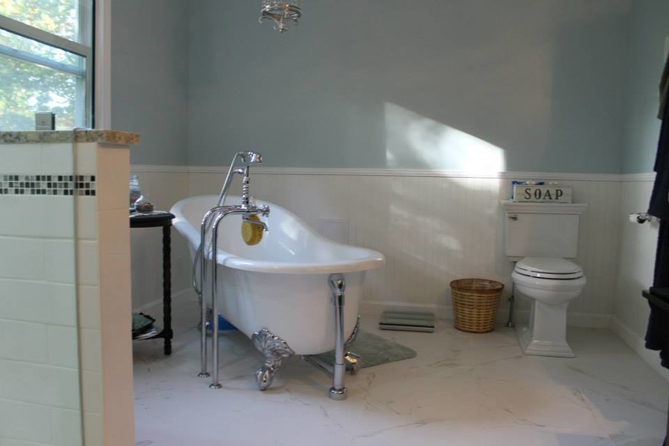Modelo de cuarto de baño principal contemporáneo de tamaño medio con bañera con patas, ducha esquinera, sanitario de dos piezas, baldosas y/o azulejos blancos, baldosas y/o azulejos de cemento, paredes azules y suelo de mármol