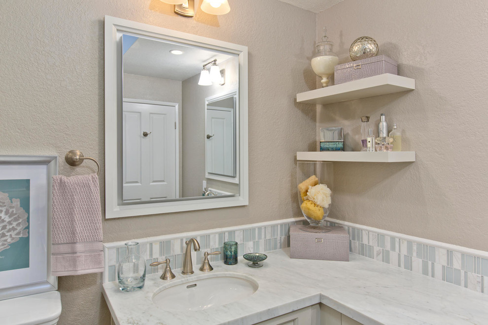 На фото: большая главная ванная комната в стиле неоклассика (современная классика) с фасадами в стиле шейкер, белыми фасадами, угловым душем, раздельным унитазом, белой плиткой, керамогранитной плиткой, серыми стенами, полом из керамической плитки, врезной раковиной и мраморной столешницей с