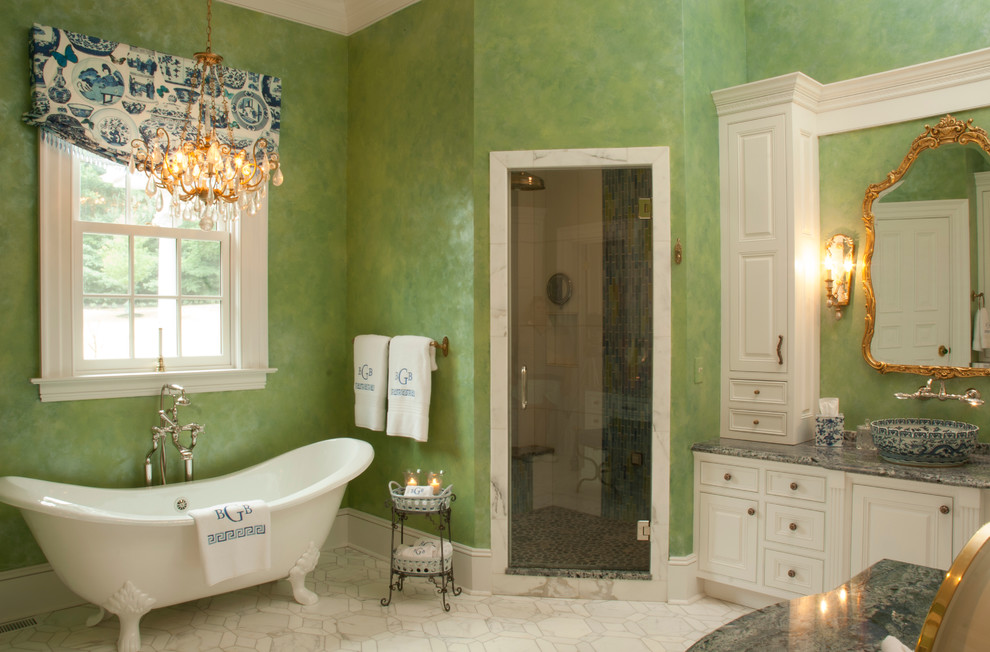 Inspiration för ett vintage bastu, med ett fristående handfat, luckor med profilerade fronter, vita skåp, granitbänkskiva, ett badkar med tassar, beige kakel, stenkakel, gröna väggar och mosaikgolv