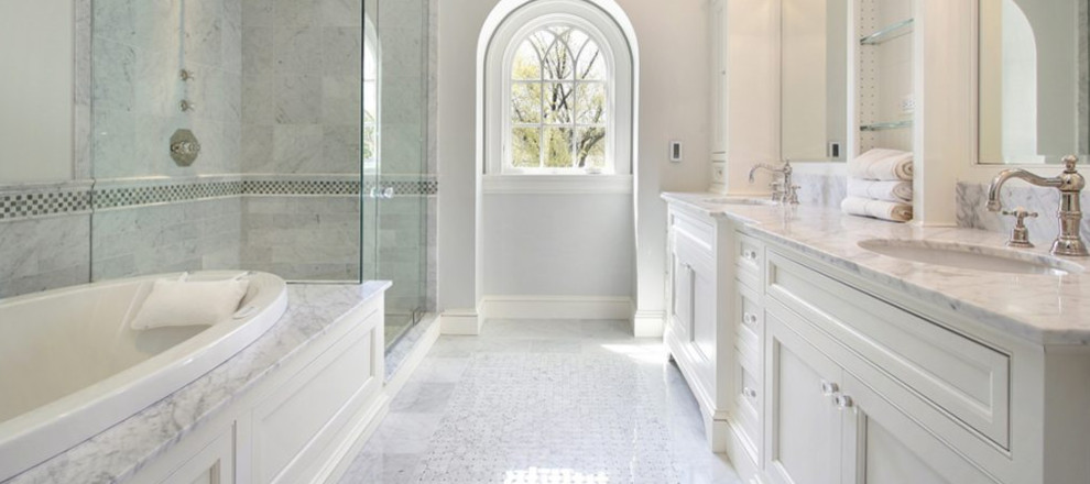 Inspiration för mellanstora klassiska en-suite badrum, med luckor med infälld panel, vita skåp, ett platsbyggt badkar, en hörndusch, grå kakel, vit kakel, marmorkakel, grå väggar, marmorgolv, ett undermonterad handfat, marmorbänkskiva, vitt golv och dusch med gångjärnsdörr