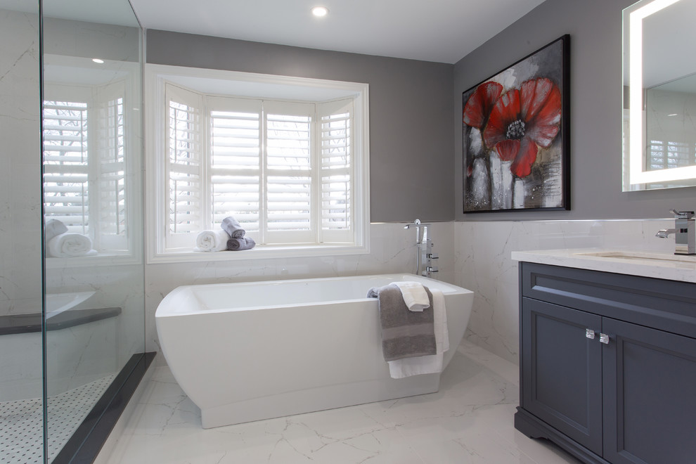 Idéer för ett stort modernt en-suite badrum, med luckor med infälld panel, grå skåp, ett fristående badkar, en hörndusch, grå kakel, vit kakel, marmorkakel, grå väggar, marmorgolv, bänkskiva i kvartsit, vitt golv och med dusch som är öppen