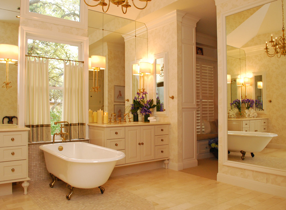 Пример оригинального дизайна: ванная комната в классическом стиле с ванной на ножках