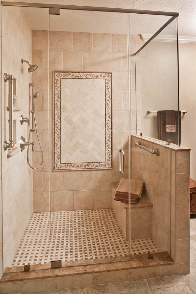 На фото: главная ванная комната среднего размера в классическом стиле с угловым душем, бежевой плиткой, бежевыми стенами и полом из травертина