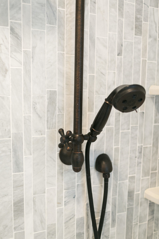 Bild på ett stort vintage en-suite badrum, med luckor med infälld panel, grå skåp, en hörndusch, vit kakel, stenkakel, grå väggar, marmorgolv, ett undermonterad handfat och bänkskiva i kvarts