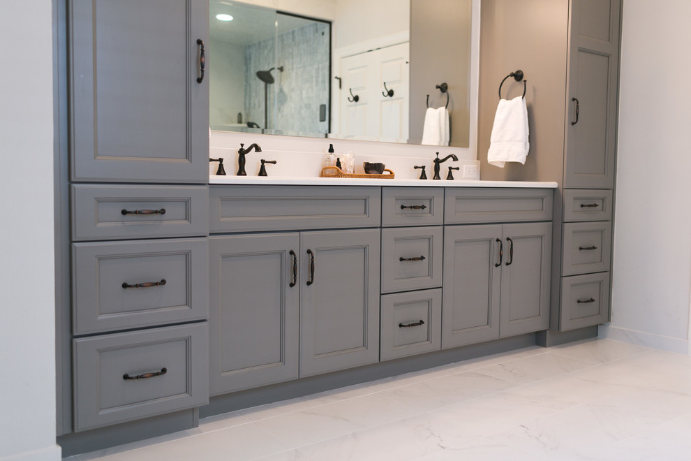 Inspiration för ett stort vintage en-suite badrum, med luckor med infälld panel, grå skåp, en hörndusch, vit kakel, stenkakel, grå väggar, marmorgolv, ett undermonterad handfat och bänkskiva i kvarts