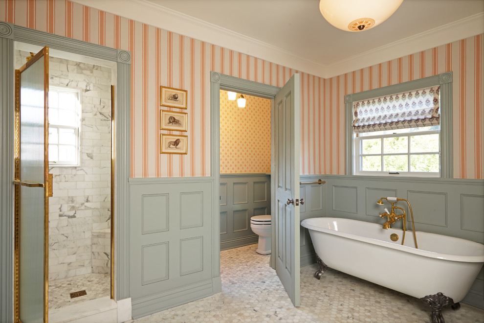 Exemple d'une salle de bain principale chic de taille moyenne avec une baignoire sur pieds, un placard à porte shaker, des portes de placard bleues, une douche d'angle, un mur multicolore, un sol en carrelage de porcelaine, un lavabo encastré et un plan de toilette en surface solide.