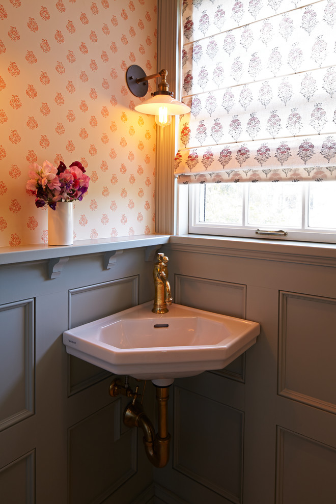 Inspiration pour une salle d'eau traditionnelle de taille moyenne avec une baignoire sur pieds, un mur multicolore et un lavabo suspendu.