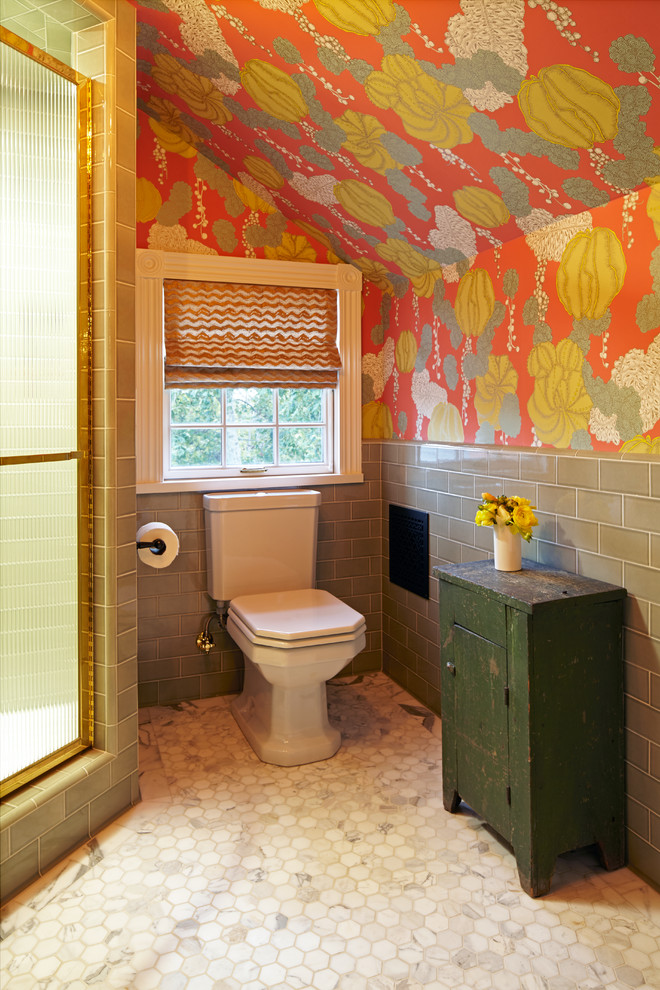 Imagen de cuarto de baño tradicional de tamaño medio con bañera con patas, aseo y ducha, ducha esquinera, sanitario de dos piezas, paredes multicolor y suelo de baldosas de porcelana
