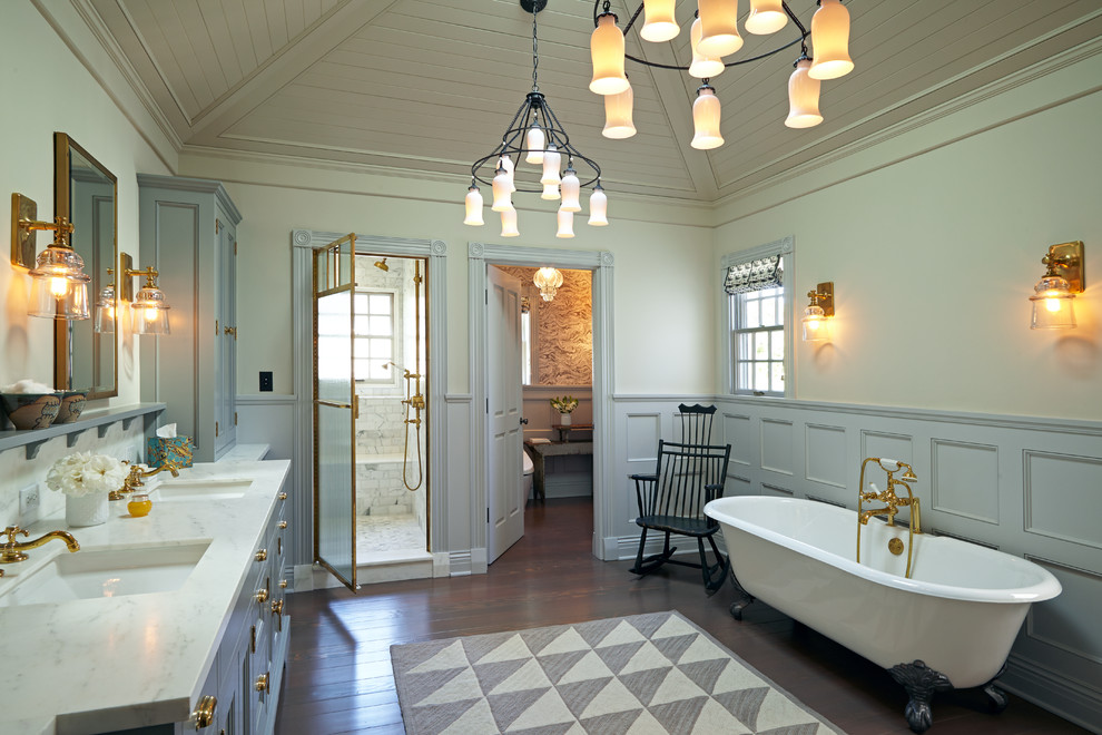 Bild på ett stort vintage en-suite badrum, med ett badkar med tassar, ett undermonterad handfat, luckor med profilerade fronter, grå skåp, en hörndusch, beige väggar, vinylgolv, bänkskiva i akrylsten och dusch med gångjärnsdörr