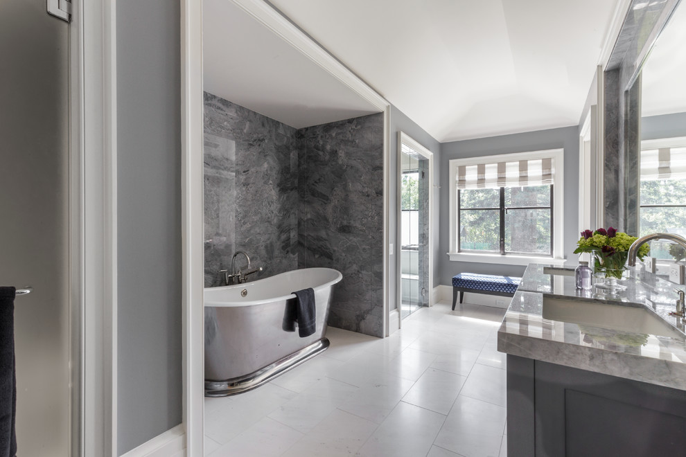 Inspiration för ett stort vintage badrum, med skåp i shakerstil, grå skåp, ett fristående badkar, en kantlös dusch, en bidé, vit kakel, stenkakel, grå väggar, marmorgolv, ett undermonterad handfat och marmorbänkskiva