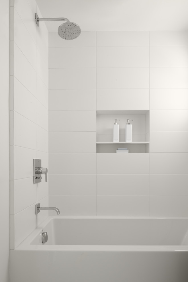 Идея дизайна: детская ванная комната в стиле модернизм с ванной в нише, душем над ванной, белой плиткой, керамической плиткой и шторкой для ванной