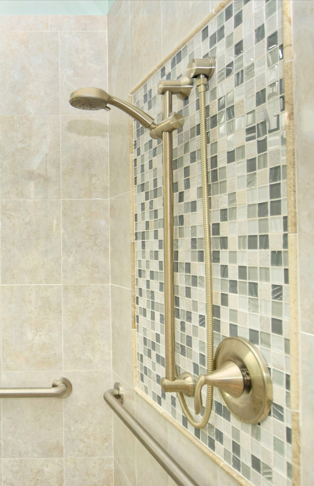 Idéer för att renovera ett mellanstort vintage en-suite badrum, med beige kakel, porslinskakel, blå väggar och en dusch i en alkov
