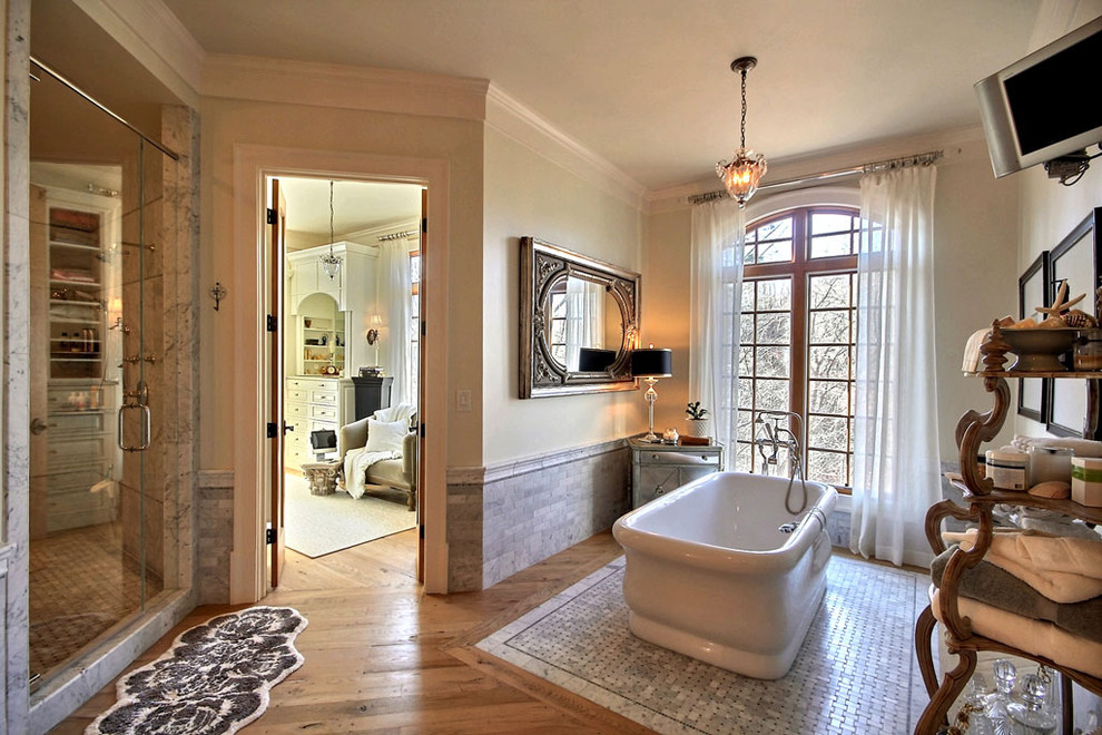 Exempel på ett klassiskt badrum, med ett fristående badkar, en hörndusch och grå kakel