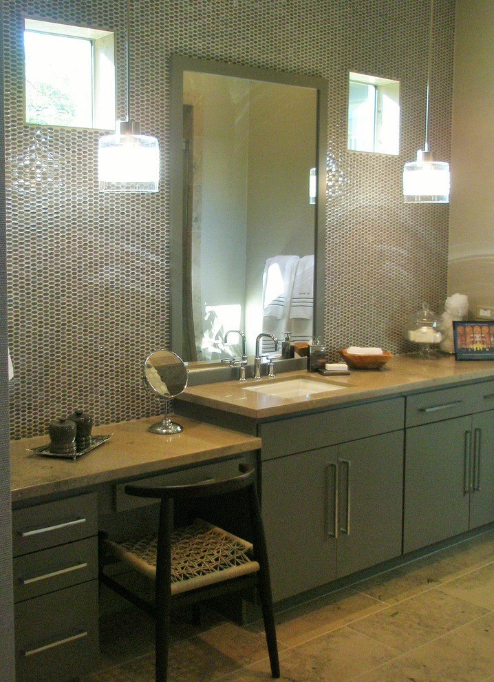 Exemple d'une salle de bain principale chic de taille moyenne avec un lavabo encastré, un placard à porte plane, des portes de placards vertess, un carrelage beige, un mur beige et un sol en carrelage de porcelaine.