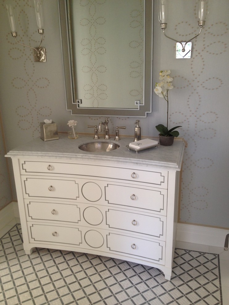 Foto di una stanza da bagno con doccia chic con consolle stile comò, ante bianche, piastrelle bianche, pareti grigie, pavimento con piastrelle a mosaico, lavabo sottopiano e top in marmo