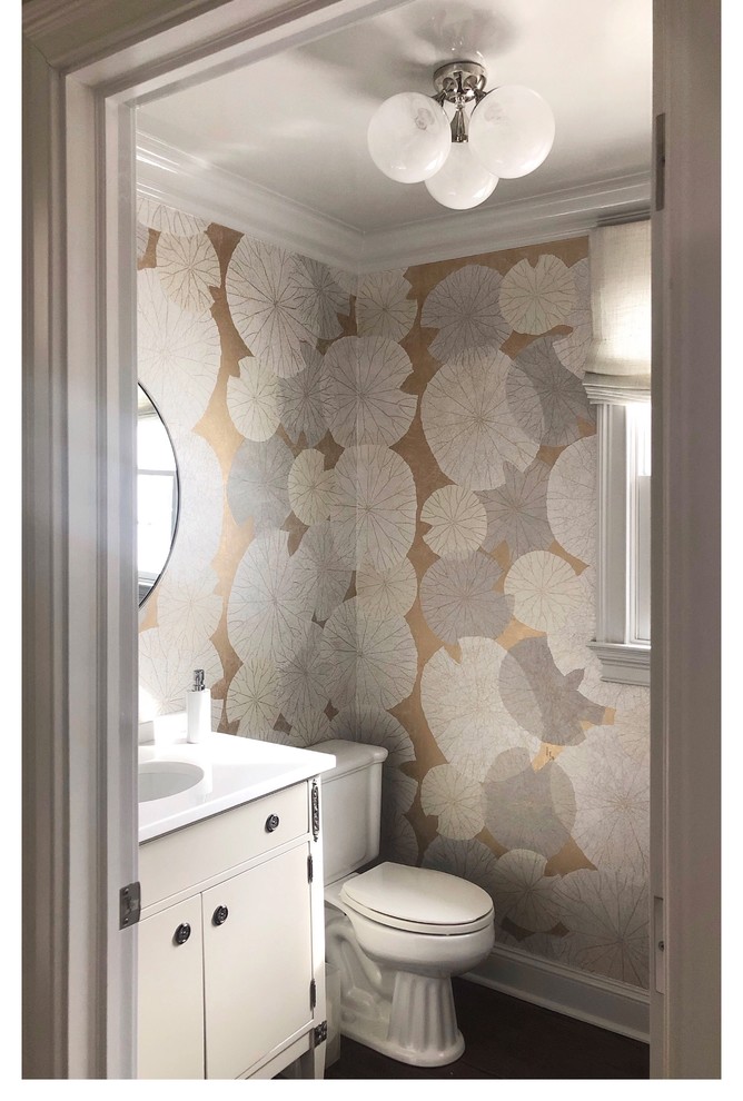 Foto de cuarto de baño clásico renovado de tamaño medio con armarios tipo mueble, puertas de armario grises, sanitario de dos piezas, aseo y ducha, encimera de mármol y encimeras blancas