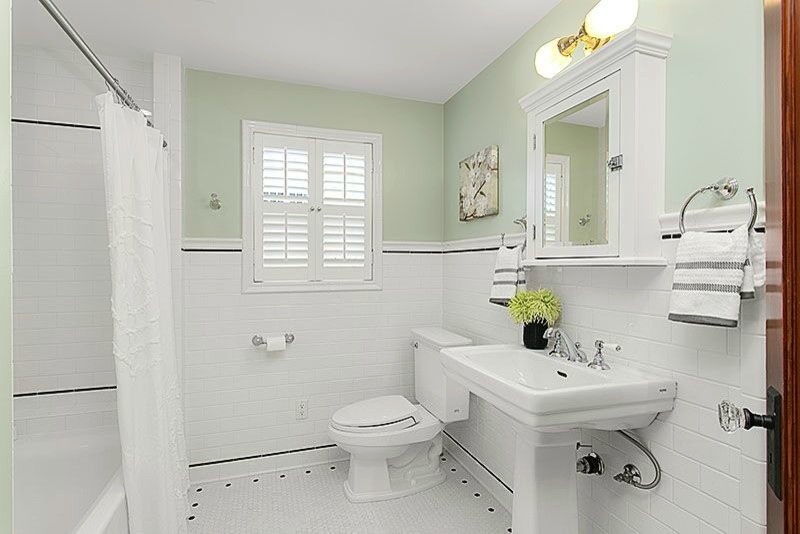 Esempio di una piccola stanza da bagno stile americano con vasca ad alcova, doccia alcova, WC a due pezzi, piastrelle bianche, piastrelle a mosaico, pareti verdi, pavimento con piastrelle a mosaico e lavabo a colonna