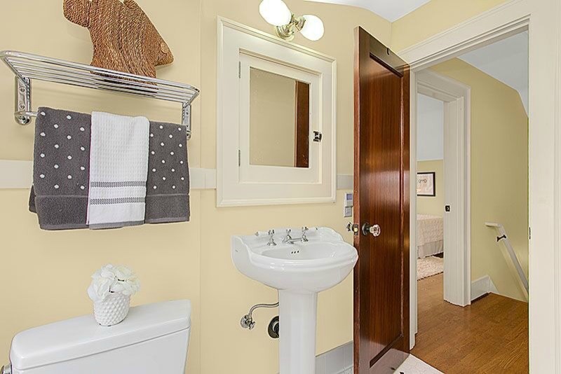 Exemple d'une petite salle de bain craftsman avec mosaïque, un mur jaune, un sol en carrelage de terre cuite et un lavabo de ferme.