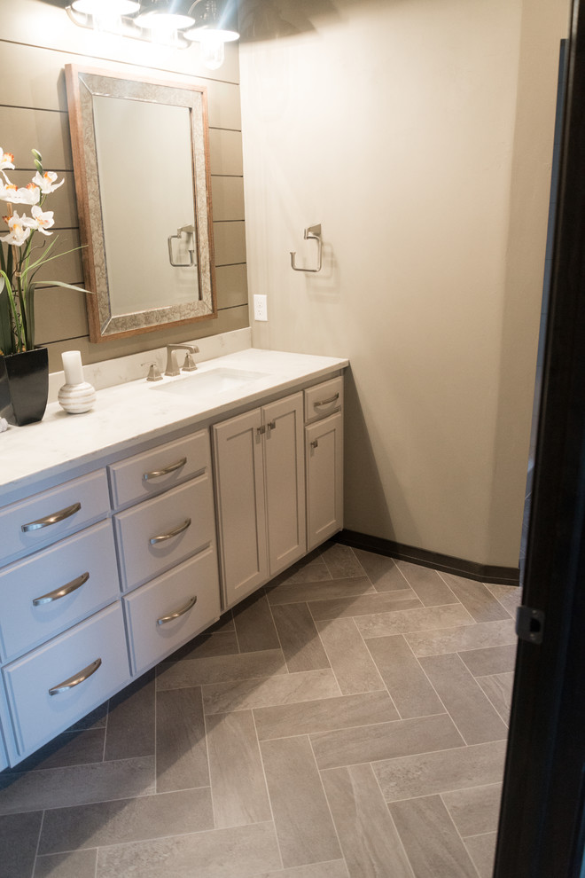 Foto di una stanza da bagno classica con ante bianche, pareti beige, lavabo sottopiano, pavimento grigio e pavimento in vinile
