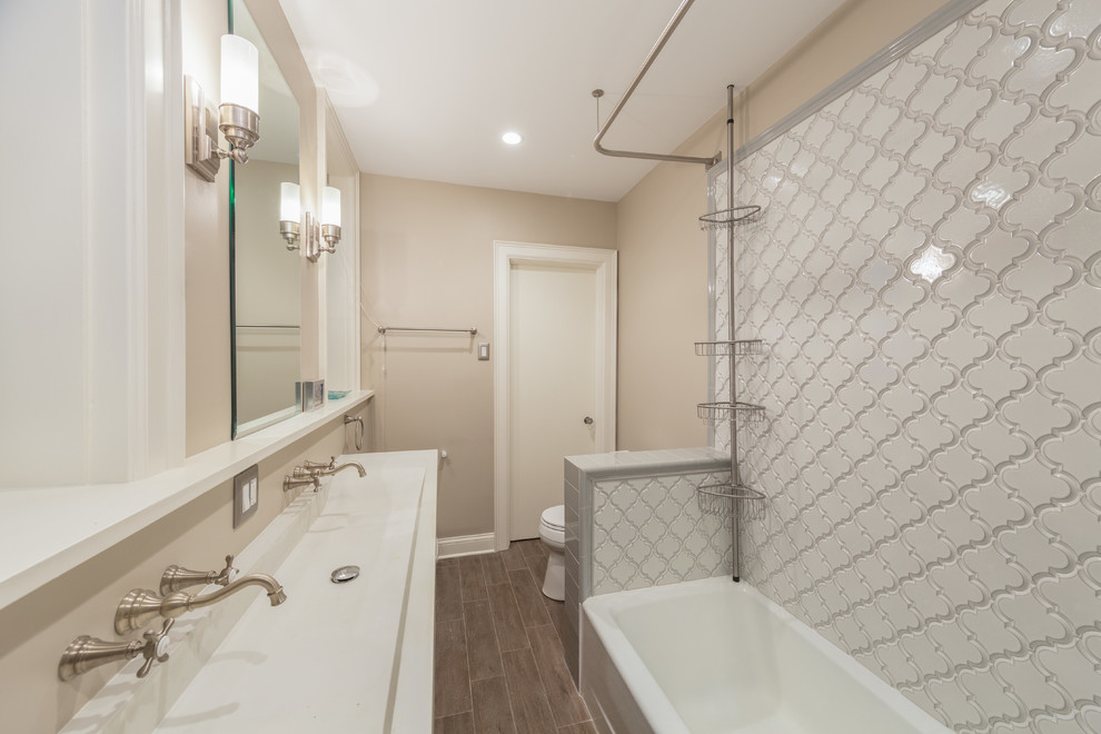 Стильный дизайн: главная ванная комната среднего размера в стиле неоклассика (современная классика) с ванной в нише, душем над ванной, раздельным унитазом, белой плиткой, терракотовой плиткой, деревянным полом, консольной раковиной, мраморной столешницей и бежевыми стенами - последний тренд