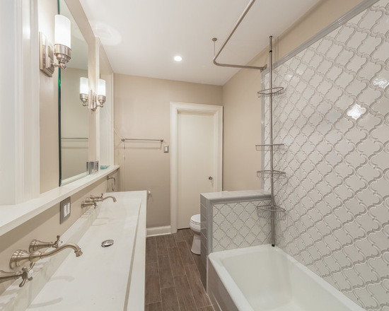Стильный дизайн: главная ванная комната среднего размера в современном стиле с ванной в нише, душем над ванной, раздельным унитазом, белой плиткой, терракотовой плиткой, бежевыми стенами, деревянным полом, консольной раковиной и мраморной столешницей - последний тренд
