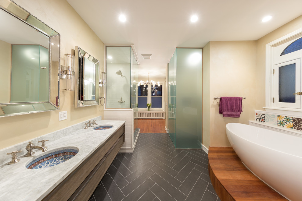 Пример оригинального дизайна: большая главная ванная комната в стиле неоклассика (современная классика) с плоскими фасадами, темными деревянными фасадами, отдельно стоящей ванной, разноцветной плиткой, бежевыми стенами, врезной раковиной, раздельным унитазом, керамической плиткой, столешницей из искусственного камня, полом из керамической плитки, душем в нише, душем с распашными дверями и зеркалом с подсветкой