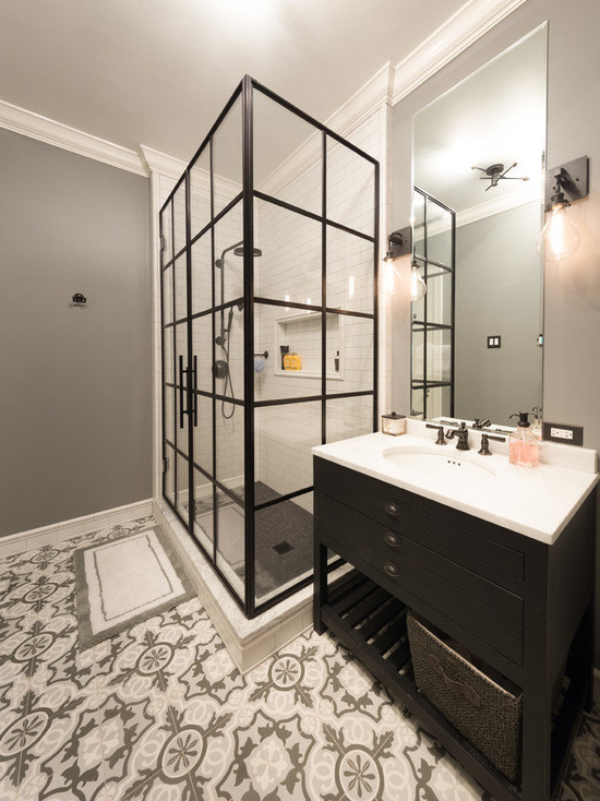 Пример оригинального дизайна: главная ванная комната среднего размера в стиле неоклассика (современная классика) с плоскими фасадами, черными фасадами, угловым душем, раздельным унитазом, белой плиткой, плиткой кабанчик, серыми стенами, полом из терракотовой плитки, врезной раковиной и мраморной столешницей