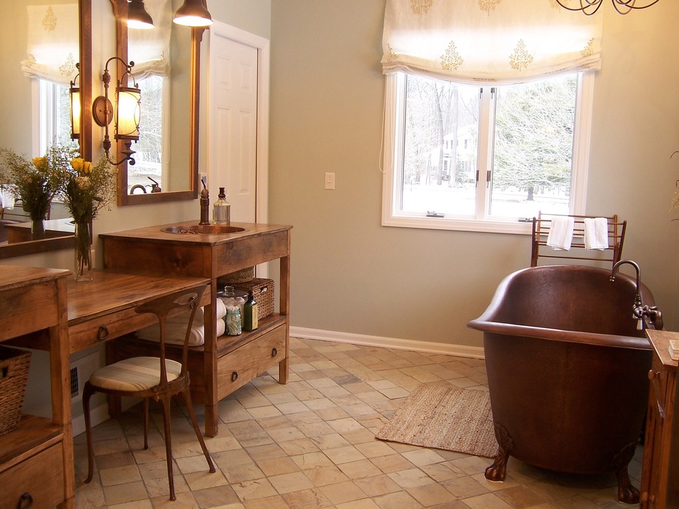 Inspiration för ett mellanstort rustikt en-suite badrum, med öppna hyllor, skåp i mellenmörkt trä, ett badkar med tassar, en dusch i en alkov, beige väggar och träbänkskiva