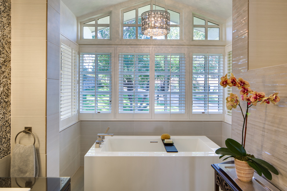 Idéer för att renovera ett mellanstort funkis en-suite badrum, med ett fristående badkar, grå kakel och porslinskakel