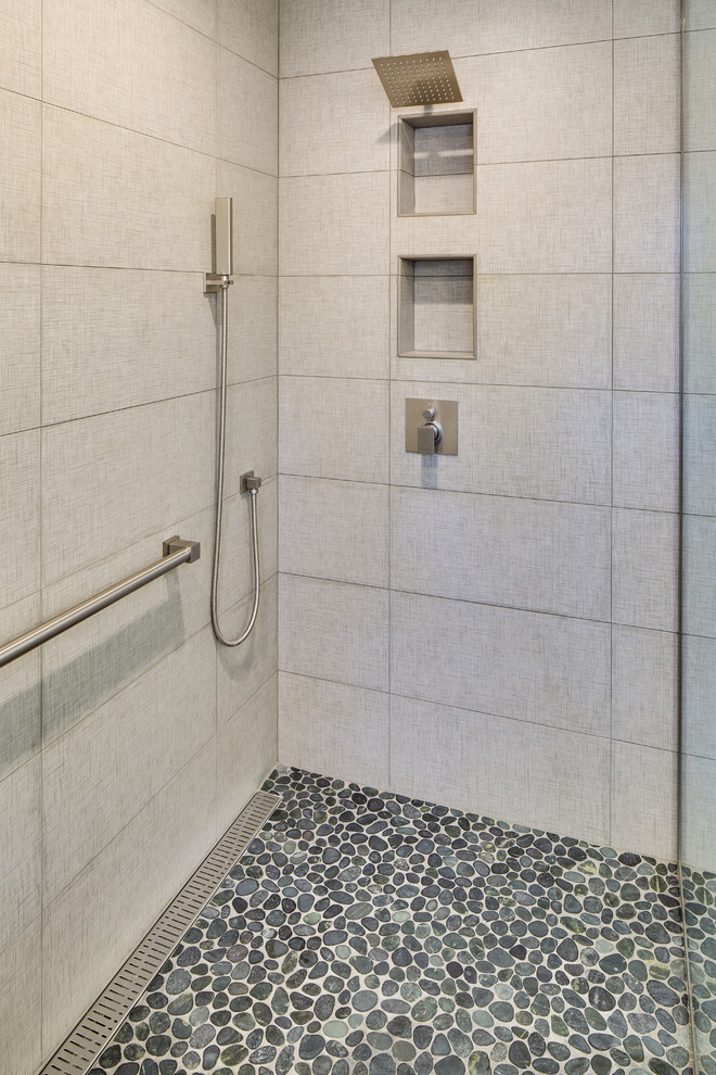 サンディエゴにある中くらいなコンテンポラリースタイルのおしゃれなバスルーム (浴槽なし) (オープン型シャワー、グレーのタイル、石タイル、グレーの壁、玉石タイル) の写真