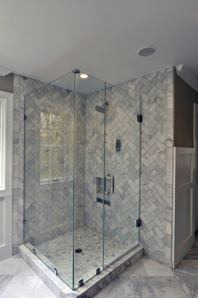 Cette photo montre une grande salle de bain principale tendance avec une douche d'angle, une cabine de douche à porte battante, un carrelage gris, un carrelage blanc, du carrelage en marbre, un mur gris, un sol en marbre et un sol gris.