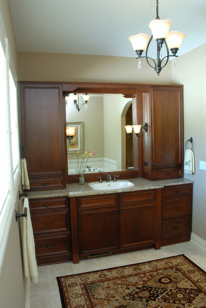 Идея дизайна: ванная комната в классическом стиле с коричневыми фасадами, столешницей из искусственного камня и полом из керамической плитки
