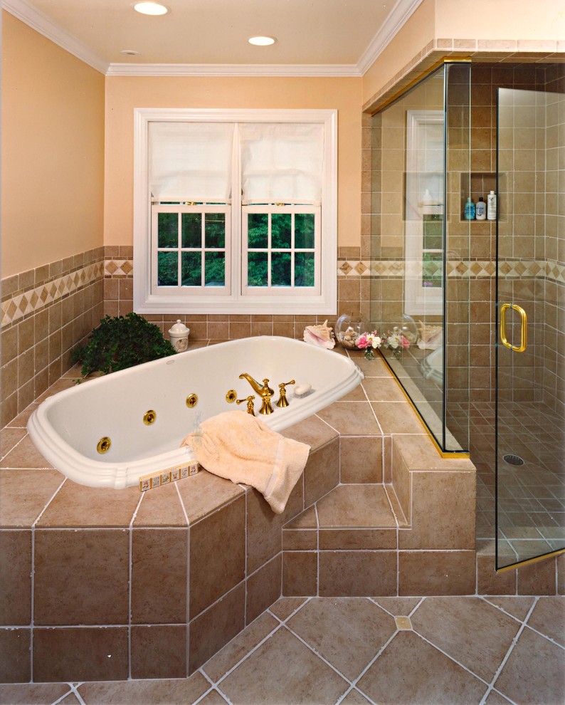 Свежая идея для дизайна: большая главная ванная комната в стиле неоклассика (современная классика) с столешницей из плитки, душем без бортиков, коричневой плиткой, керамической плиткой, бежевыми стенами, полом из мозаичной плитки, угловой ванной, коричневым полом и душем с распашными дверями - отличное фото интерьера