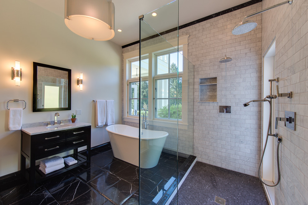 Foto på ett mycket stort vintage en-suite badrum, med möbel-liknande, skåp i mörkt trä, ett fristående badkar, en dubbeldusch, vit kakel, stenkakel, marmorgolv, ett konsol handfat och marmorbänkskiva