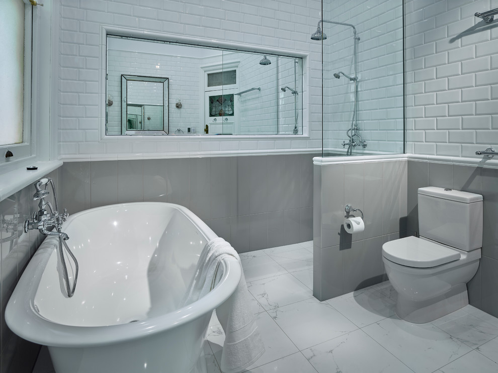他の地域にあるお手頃価格の中くらいなコンテンポラリースタイルのおしゃれなマスターバスルーム (一体型シンク、置き型浴槽、オープン型シャワー、一体型トイレ	、白い壁) の写真