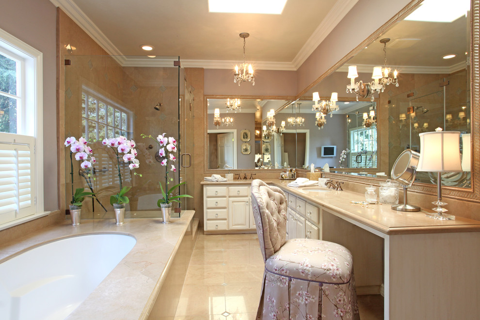 Foto på ett mellanstort vintage en-suite badrum, med luckor med upphöjd panel, vita skåp, ett undermonterat badkar, en hörndusch, beige kakel, travertinkakel, beige väggar, travertin golv, ett undermonterad handfat och bänkskiva i kvarts