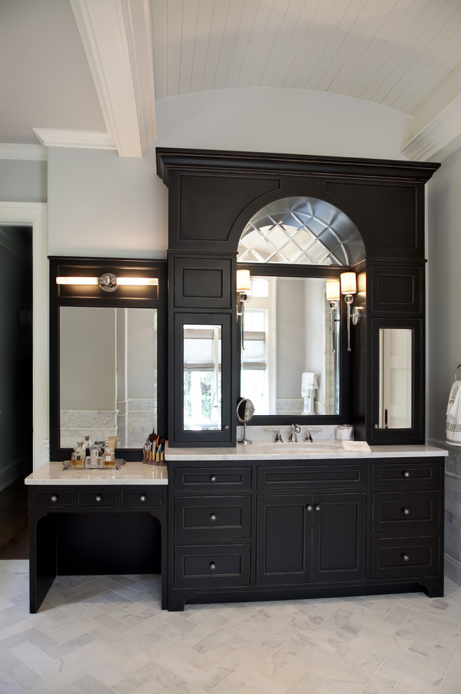 Idéer för ett stort klassiskt en-suite badrum, med luckor med infälld panel, svarta skåp, ett fristående badkar, vit kakel, marmorkakel, grå väggar, marmorgolv, ett undermonterad handfat, marmorbänkskiva och vitt golv