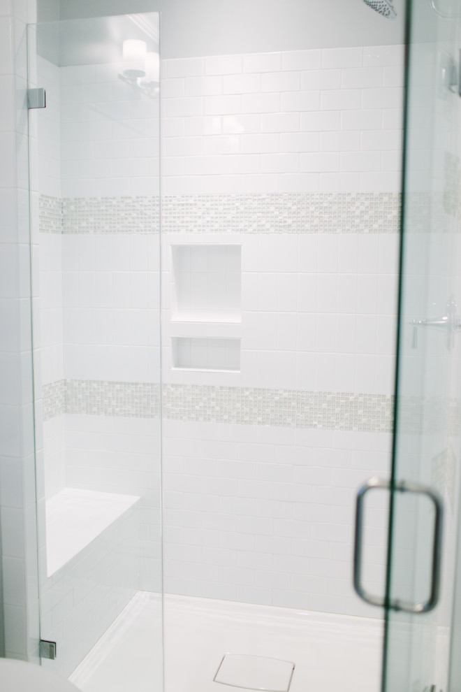 Inspiration för ett litet vintage badrum för barn, med en dusch i en alkov, vit kakel, grå väggar, klinkergolv i keramik, vitt golv och dusch med gångjärnsdörr
