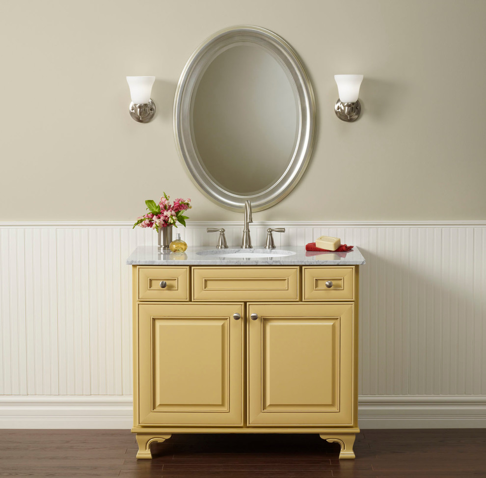 Inspiration för ett litet vintage badrum med dusch, med gula skåp, beige väggar, mörkt trägolv, ett undermonterad handfat, luckor med upphöjd panel, marmorbänkskiva och brunt golv