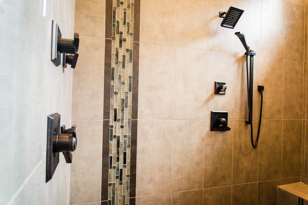 Inspiration för stora moderna en-suite badrum, med våtrum och beige kakel