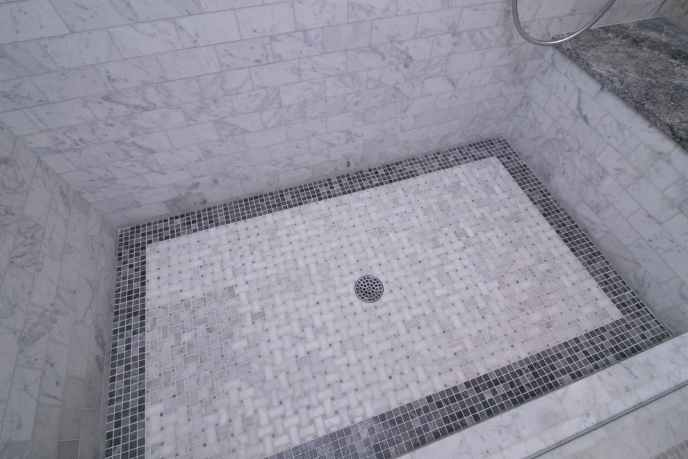 Пример оригинального дизайна: большая главная ванная комната в стиле неоклассика (современная классика) с фасадами в стиле шейкер, белыми фасадами, отдельно стоящей ванной, белой плиткой, мраморным полом, врезной раковиной, столешницей из гранита, двойным душем, раздельным унитазом, мраморной плиткой, синими стенами, белым полом, душем с распашными дверями и синей столешницей