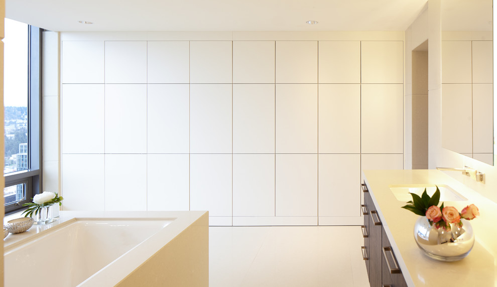 Esempio di una grande stanza da bagno padronale minimalista con piastrelle bianche, pareti bianche, top in quarzite, pavimento beige, ante lisce, ante in legno bruno, vasca sottopiano e lavabo sottopiano