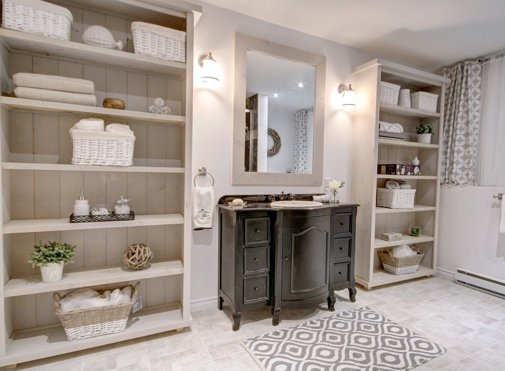 Bild på ett mellanstort lantligt badrum med dusch, med möbel-liknande, svarta skåp, grå väggar, klinkergolv i porslin, ett nedsänkt handfat, grått golv, en dusch i en alkov, brun kakel, keramikplattor och dusch med skjutdörr