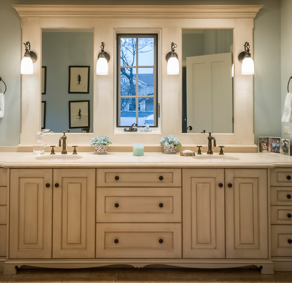 Inspiration för stora rustika en-suite badrum, med ett undermonterad handfat, luckor med upphöjd panel, vita skåp, bänkskiva i kalksten, ett badkar med tassar, blå väggar och marmorgolv